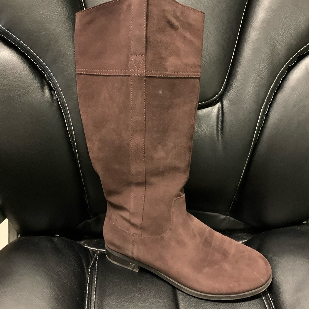 Women’s Vionic boots.